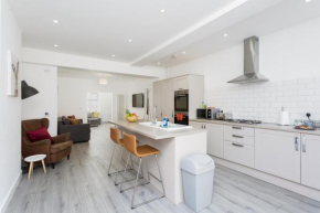 Harold House - Modern open plan 4 bedroom, 3 bathroom house in Central Southsea, Portsmouth